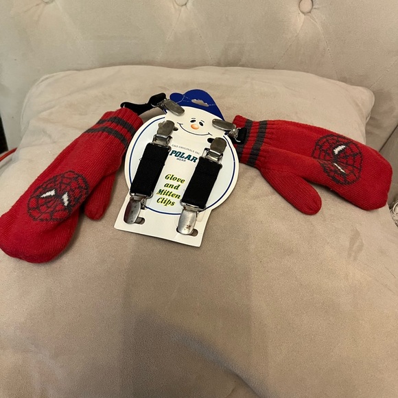 Polar wear gloves and mitten clips - Picture 2 of 2